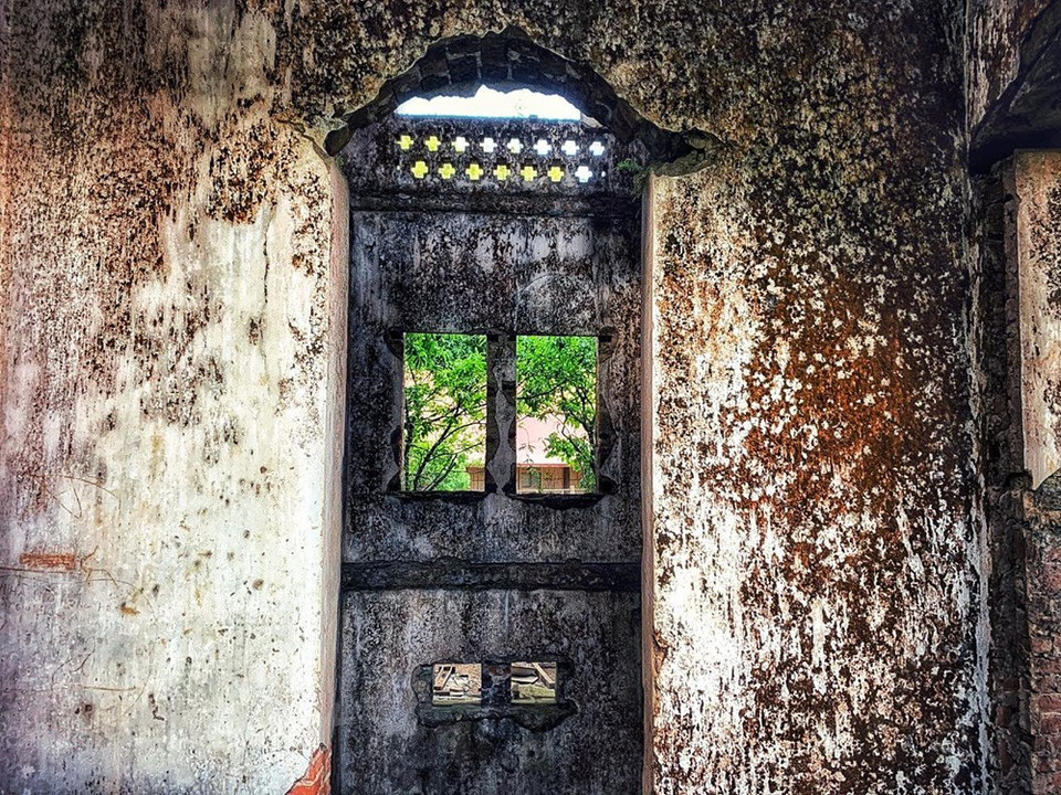 Todas las paredes y ventanas están cubiertas de musgo pero su construcción aún está muy sólida. (Foto: Vietnam+)