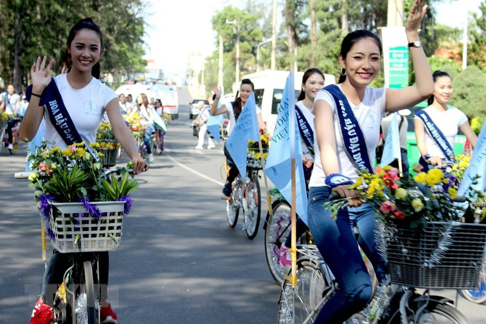 Las concursantes de las Miss de Oceanía en 2014 en calles de Binh Thuan (Foto: VNA)