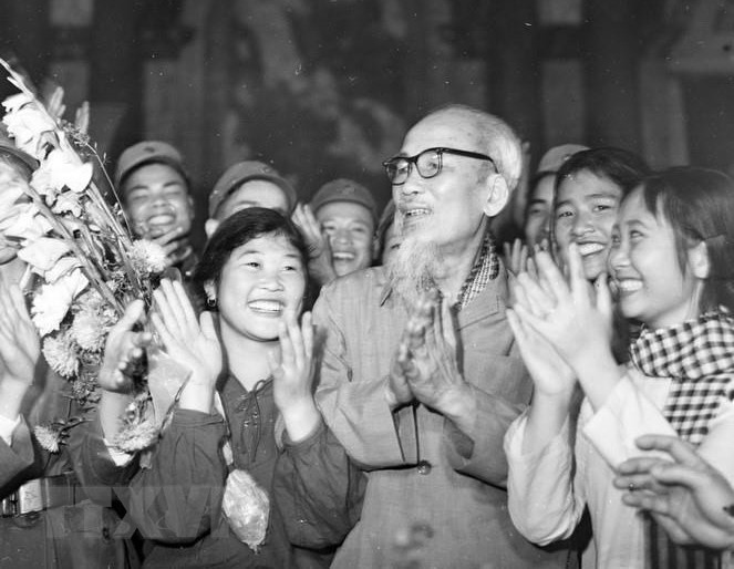 El Presidente Ho Chi Minh recibió una delegación de héroes de las Fuerzas de Liberación del Sur durante su visita al Norte el 20 de julio de 1968. (Foto: archivo)