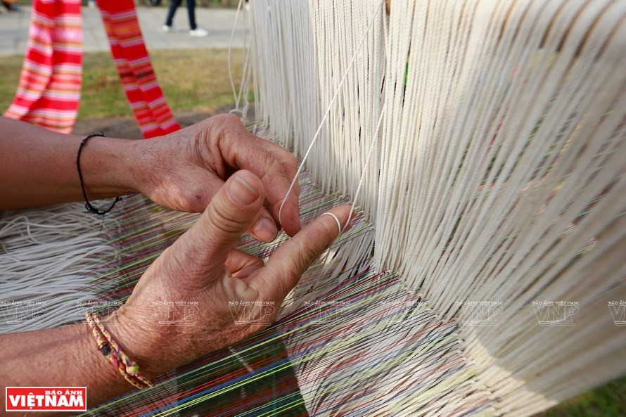 Mujeres de Thai elaboran brocado en su telar especial (Foto: VNA)