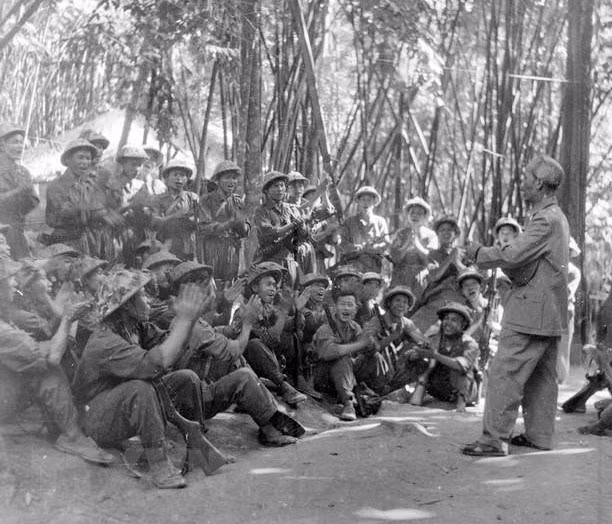 El Presidente Ho Chi Minh visitó a soldados que participaron en la Campaña Fronteriza de 1950. (Foto: VNA)