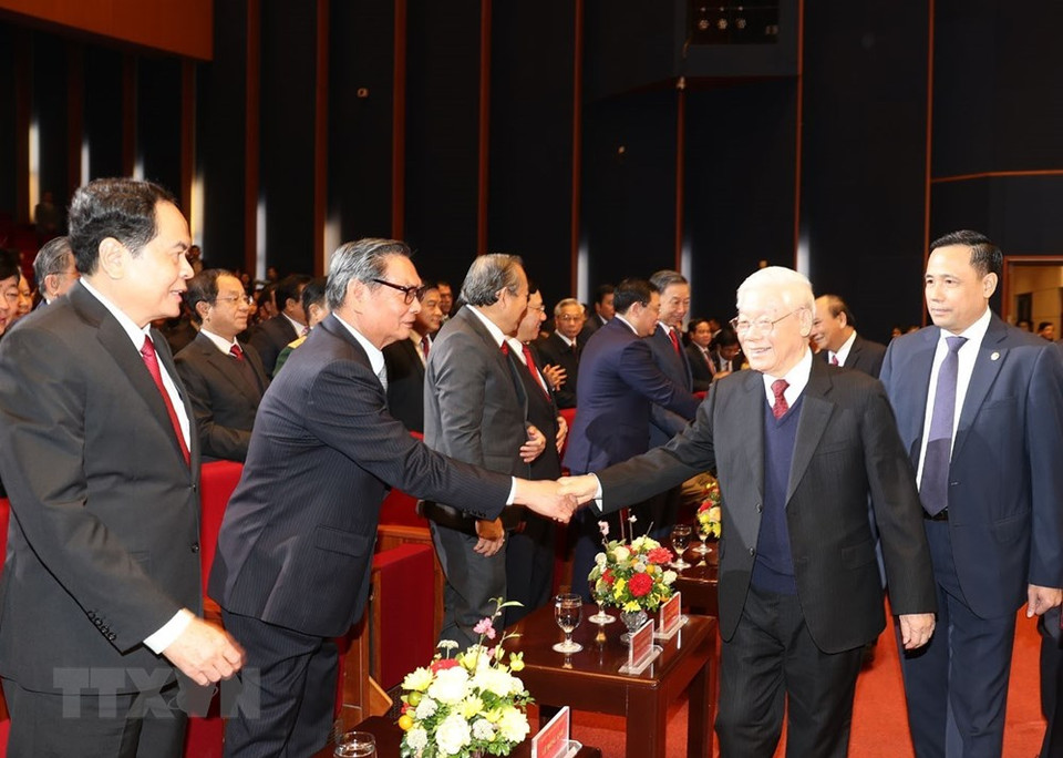 El secretario general del Partido y presidente, Nguyen Phu Trong, con dirigentes, ex líderes del Partido, Estado y delegados asisten a la ceremonia. (Foto: VNA)