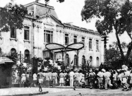 La masa revolucionaria y la autodefensa ocuparon el 19 de agosto de 1945 el Palacio Kham Sai, sede del gobierno lacayo francés en el Norte. (Foto: VNA)