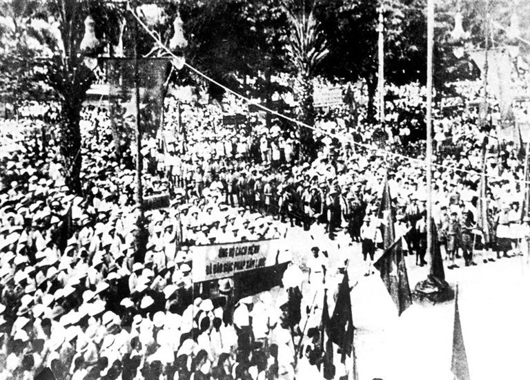 El levantamiento general de los revolucionarios en Saigón el 25 de agosto de 1945, en respuesta a la llamada del Comité Central del PCV y del Presidente Ho Chi Minh. (Foto: VNA)