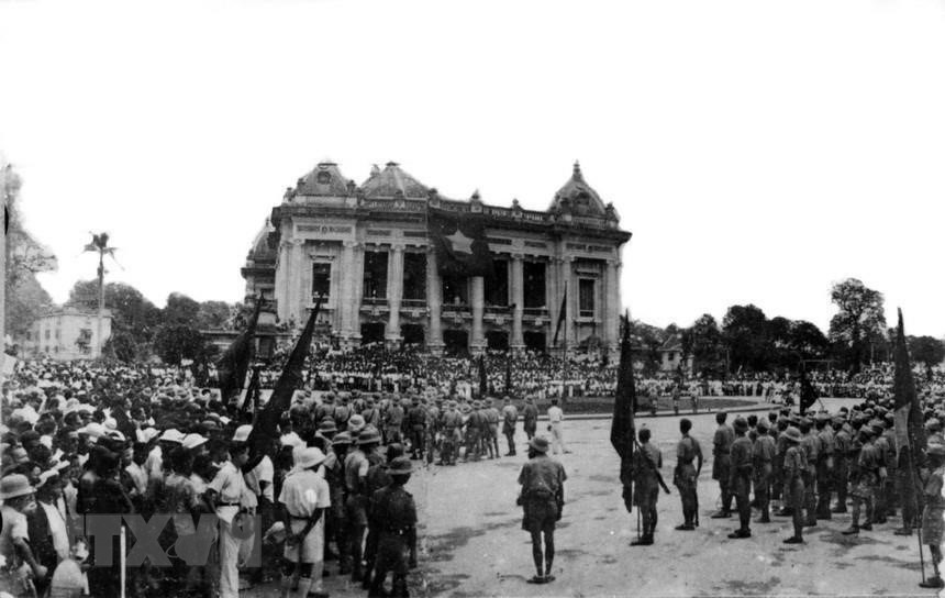 El 19 de agosto de 1945, las banderas rojas con estrellas amarillas se inundaron las calles de Hanoi. Decenas de miles de personas en Hanoi y las provincias colindantes avanzaron hacia la plaza de la Ópera para asistir a la concentración de las masas revolucionarias, en respuesta a la rebelión general para tomar el poder. (Foto: VNA)