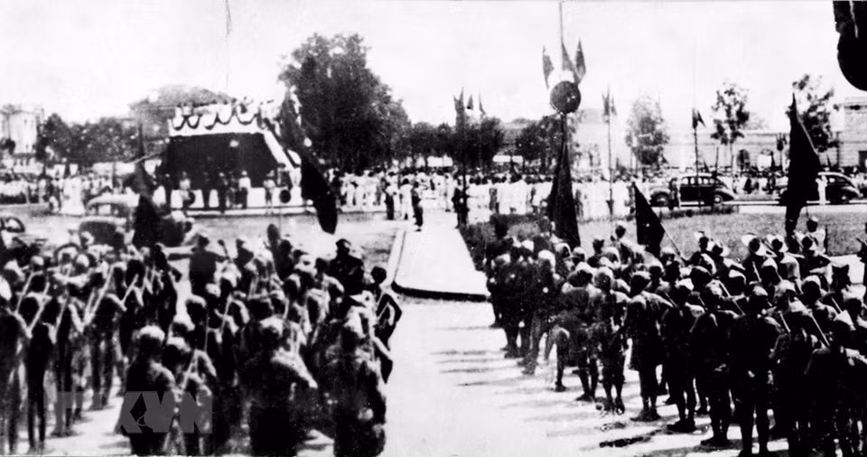Una gran multitud se reunieron en la plaza Ba Dinh para asistir a la ceremonia de declaración de la independencia de Vietnam del Presidente Ho Chi Minh el 2 de septiembre de 1945. (Foto: VNA)