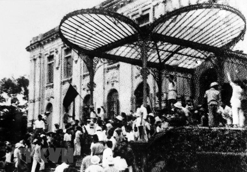El 19 de agosto de 1945, después de la manifestación en la Plaza de la Ópera, los capitalinos invadieron el Palacio Kham Sai, sede del gobierno lacayo francés en el Norte. La Revolución de Agosto marca una nueva era para Vietnam, el tiempo en que sus pueblos son dueños del país y de su propio destino. (Foto: VNA)