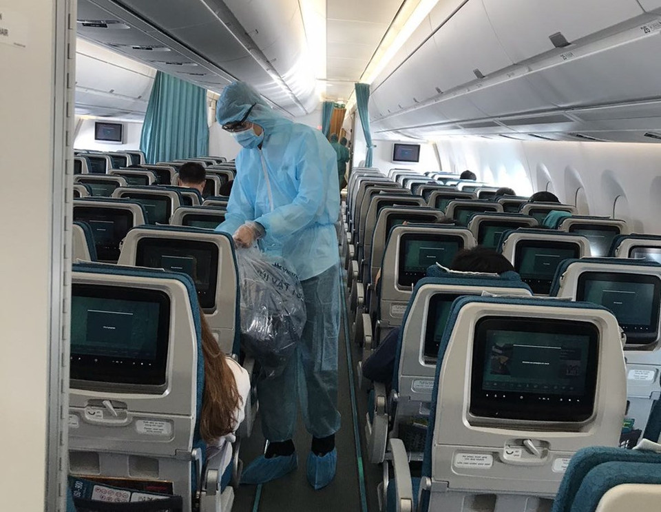 Los aeromozos usan ropas protectoras para atender a los pasajeros (Foto: cortesía de Vietnam Airlines)
