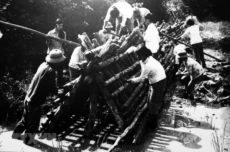 Desde 1959 hasta 1975, los legendarios soldados de Truong Son y pobladores locales trabajaron para mantener una red que atravesaba 21 provincias de Vietnam, Laos y Camboya, con una longitud total de 20 mil kilómetros de carretera, 600 kilómetros de vía fluvial, mil 400 de oleoductos, y mil 500 kilómetros de líneas de comunicaciones. (Fuente: VNA)
