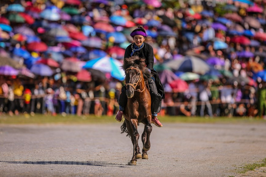 La carrera de caballos de Bac Ha, de la provincia montañosa del norte de Lao Cai, es una actividad para preservar y promover la cultura tradicional de los grupos étnicos en las provincias montañosas del norte y aumentar la comprensión, el intercambio y la solidaridad entre los pueblos étnicos. Es una de las actividades en el programa de turismo "Retorno al punto original", de las provincias de Lao Cai, Yen Bai y Phu Tho. Este año, la carrera atrajo a cerca de 15 000 visitantes nacionales y extranjeros. A la ronda final asisten 33 jinetes de pueblos montañosos en Lao Cai y provincias conlindantes (Foto: Vietnam +)
