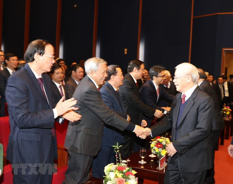 El secretario general del Partido y presidente, Nguyen Phu Trong, con dirigentes, ex líderes del Partido, Estado y delegados asisten a la ceremonia. (Foto: VNA)