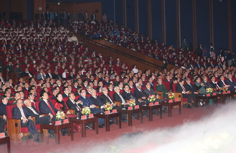 Los dirigentes, ex líderes del Partido, Estado y delegados asistieron a la celebración. (Foto: VNA)