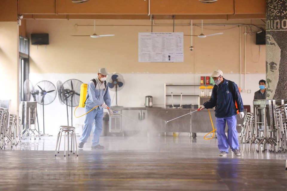Antes el riesgo del contagio del nuevo coronavirus (2019-nCoV), muchas escuelas en Vietnam iniciaron hoy la fumigación y la limpieza. (Foto: Vietnam +)