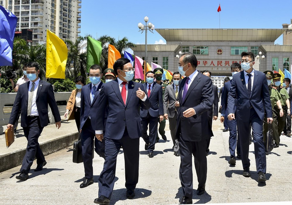 El viceprimer ministro y canciller Pham Binh Minh y el consejero de Estado y ministro de Relaciones Exteriores de China, Wang Yi, en la línea fronteriza del puente Bac Luan I, en el lado vietnamita. (Foto: VNA)