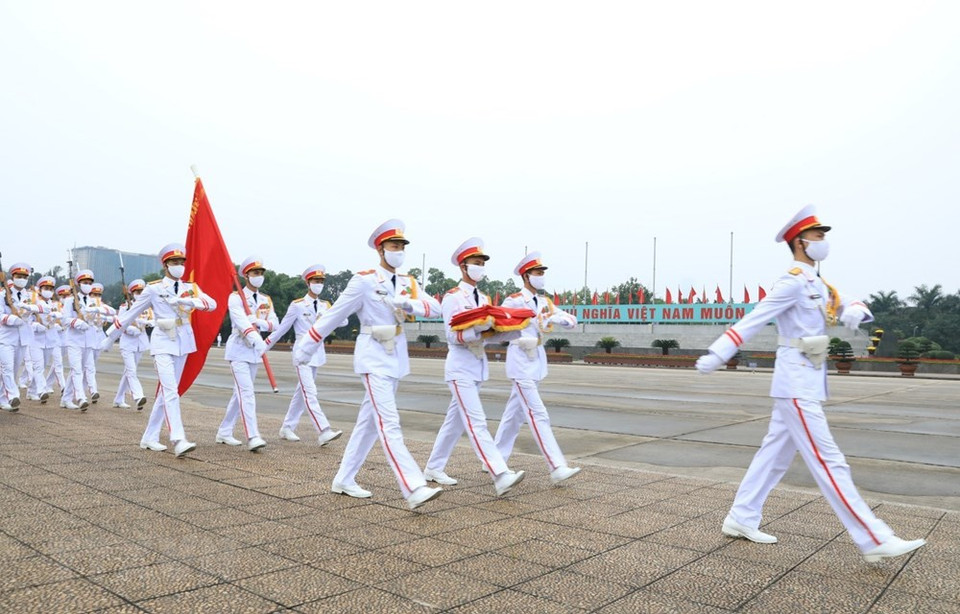 La ceremonia de izamiento de la bandera nacional en la plaza Ba Dinh en la mañana del 30 de abril de 2020. (Foto: VNA) 