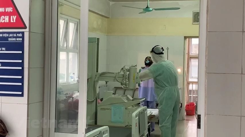 Los médicos estudian radiografías de los pacientes (Foto: Vietnam +)