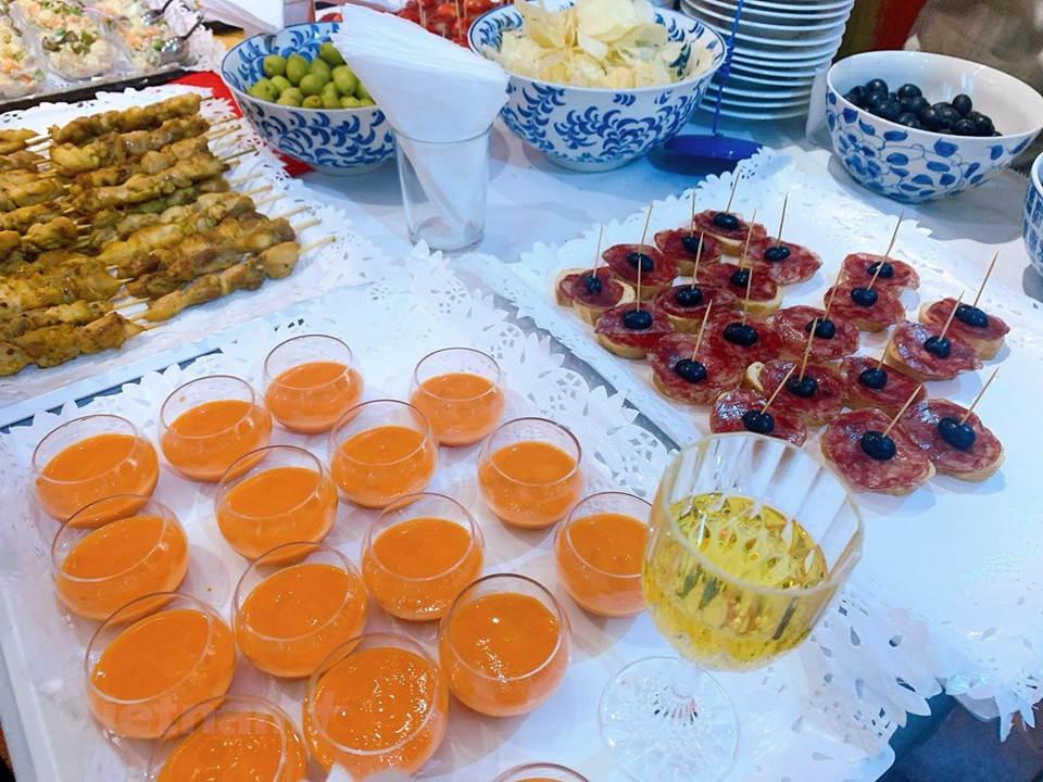 Las tapas son porciones de comida que se sirven junto con una bebida típica del país europeo. En España, los clientes pueden pedir una bebida y recibirán una pequeña tapa gratis. (Foto: Vietnam+)