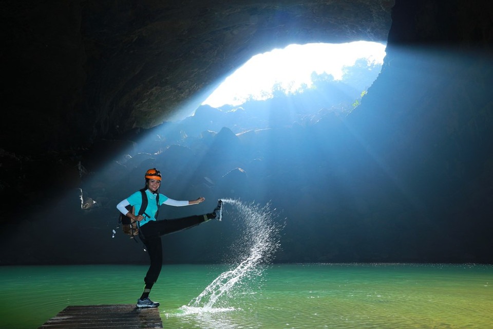 Por cada tour de cuatro días y tres noches, 10 turistas, como máximo, pueden explorar el mundo misterioso en la caverna, con sus peculiares ecosistemas y gigantes estalactitas y estalagmitas. (Foto: Vietnam+)