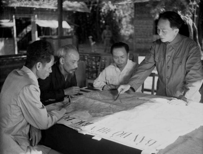 Presidente Ho Chi Minh, general Vo Nguyen Giap y otros dirigentes del Partido Comunista analizan la estrategia y la táctica operativa de la batalla Dien Bien Phu en 1954. (Foto: archivo)
