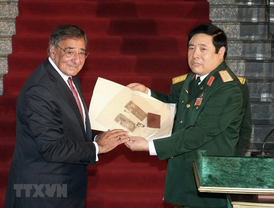 El secretario de Defensa de los Estados Unidos, Leon Panetta, entregó el 4 de junio de 2012 al Ministro de Defensa de Vietnam diarios de soldados vietnamitas durante la guerra. (Foto: VNA)