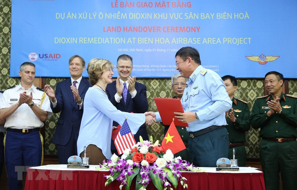 El general Bui Anh Chung, comandante adjunto de la Fuerza Aérea, y Bonnie Glick, directora general adjunta de la Agencia de los Estados Unidos para el Desarrollo Internacional (USAID), firmaron la entrega del Proyecto de Contaminación por Dioxinas en el Aeropuerto de Bien Hoa. (Foto: VNA)