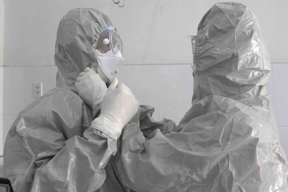 Los médicos del Hospital Cho Ray en Ciudad Ho Chi Minh usan ropa protectora antes de ingresar al área de cuarentena donde se encuentran los casos con riesgo de infectar por nCoV. (Foto: VNA)