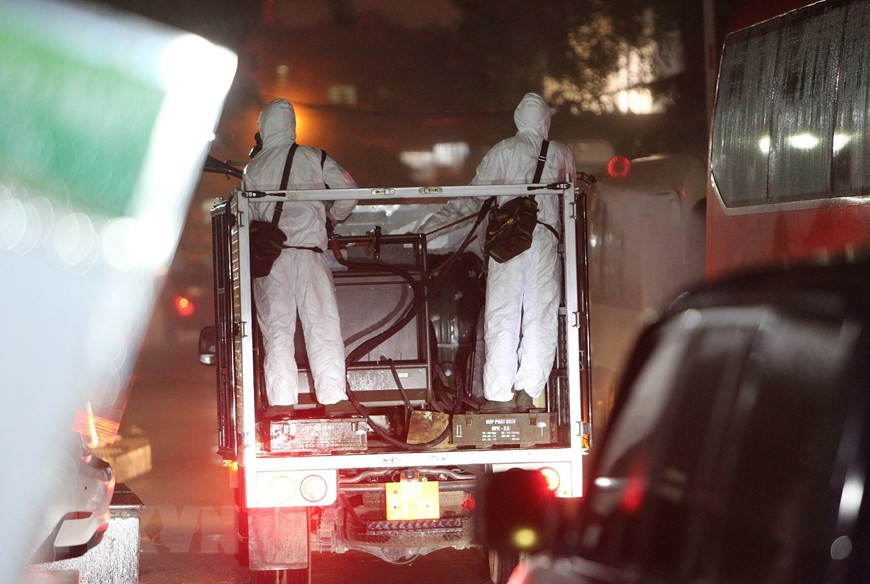 Se utilizan vehículos especiales para desinfectar el Hospital Bach Mai, en el distrito de Dong Da (Foto: VNA)