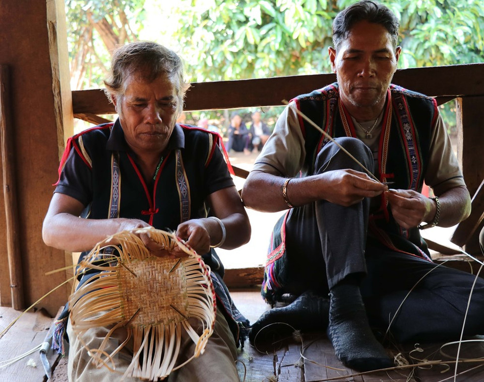 Las cestas se forman gradualmente gracias a las hábiles manos de los aldeanos. (Foto: VNA)