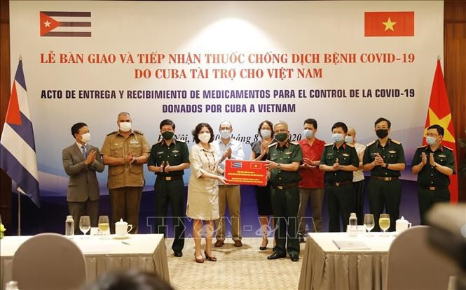 Los suministros incluyen un lote de miles de dosis de interferón alfa 2B, el cual será transportado de inmediato a Quang Nam y Da Nang, dos focos mayores en Vietnam. (Foto: VNA)