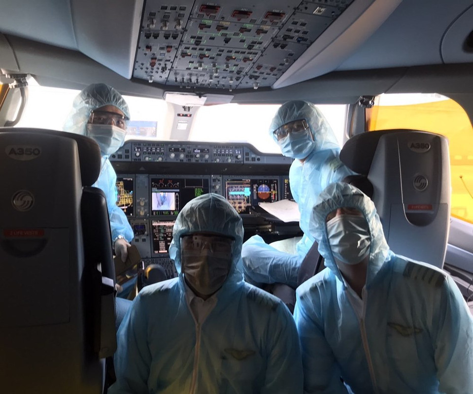 Pilotos en trajes protectores antes de viajar (Foto: cortesía de Vietnam Airlines)