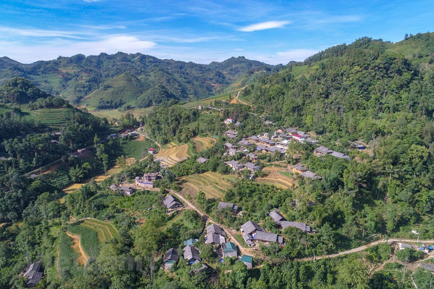 Bac Ha tiene muchas reliquias históricas y culturales y sitios turísticos interesantes, incluido el festival San San (al campo) de las etnias Mong y Tay, el palacio Hoang A Tuong, el templo Bac Ha, las reliquias de la antigua ciudadela de Trung Do, las aldeas de artesanía, de elaboración de vino de maíz como Ban Pho y Ta Van Chu, el mercado de búfalos de Lung Phin y el mercado cultural de Bac Ha. El pueblo se conoce con el nombre "Meseta Blanca", porque en los años 1985-1986 se cultivaron muchas plantas adictivas como la amapola y la marihuana en una superficie estimada de 19 mil hectáreas. (Foto: Vietnam+)