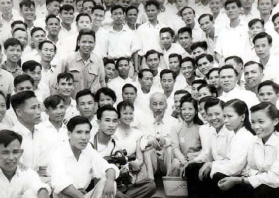 El presidente Ho Chi Minh con periodistas en 1960. (Foto: Archivo/VNA)
