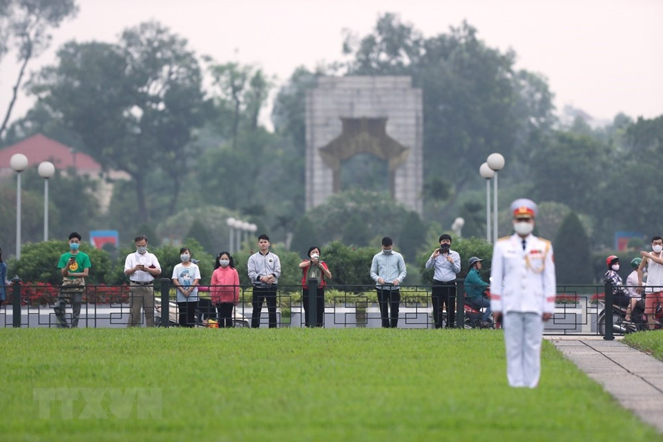 La ceremonia de izamiento de la bandera nacional en la plaza Ba Dinh en la mañana del 30 de abril de 2020. (Foto: VNA)