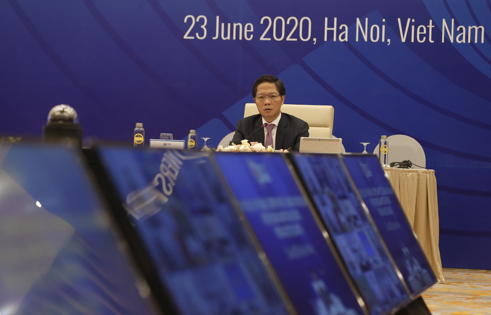 El Ministro de Industria y Comercio de Vietnam, Tran Tuan Anh, preside la reunión de RCEP de forma virtual. (Foto: VNA)