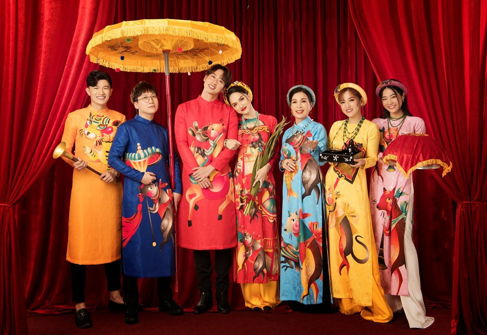 Conocidos artistas en trajes tradicionales (Foto: CTV/Vietnam+)