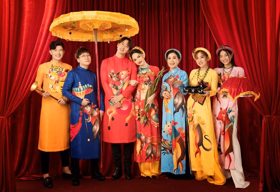 Conocidos artistas en trajes tradicionales (Foto: CTV/Vietnam+)