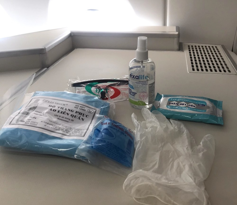 Guantes, mascarillas, anteojos, toallitas con alcohol y desinfectantes (Foto: cortesía de Vietnam Airlines)