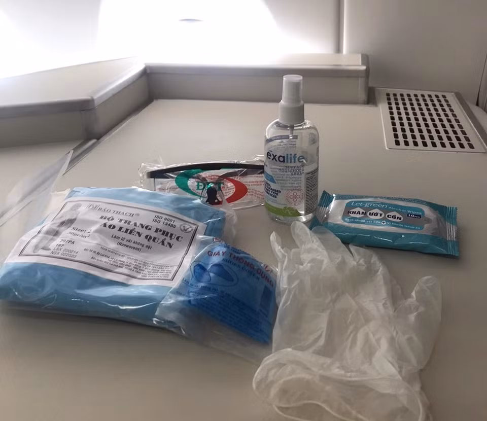 Guantes, mascarillas, anteojos, toallitas con alcohol y desinfectantes (Foto: cortesía de Vietnam Airlines)