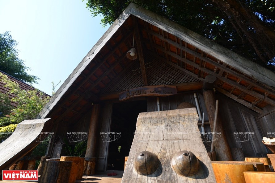 Las características más típicas de las casas de la etnia Ede, en la aldea de Co Thon, son sus escaleras. Las esculturas de maderas muestran el poder de las mujeres en el sistema matriarcal de los Ede (Foto: VNA)