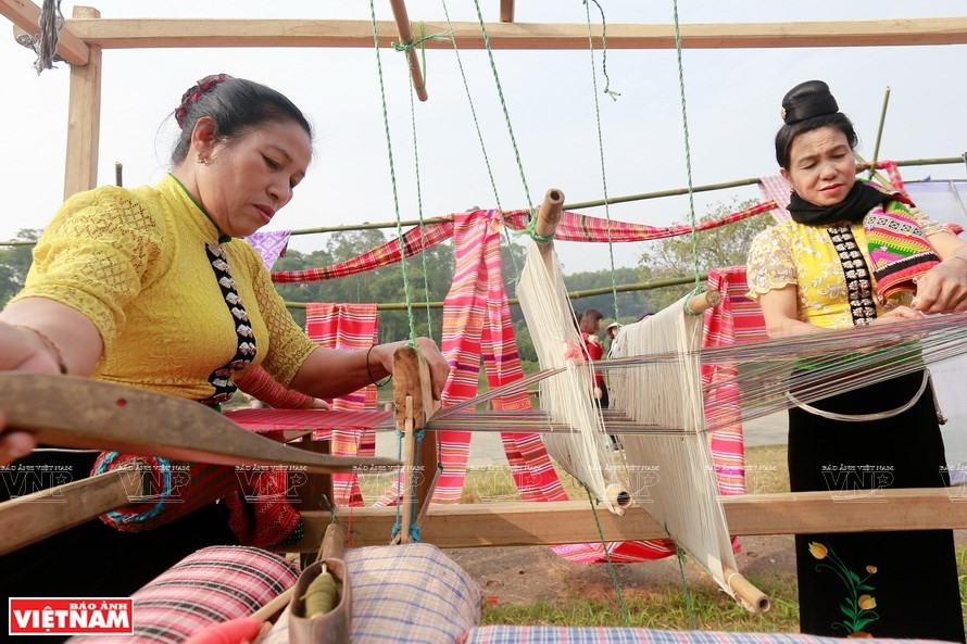 Mujeres de Thai elaboran brocado en su telar especial (Foto: VNA)