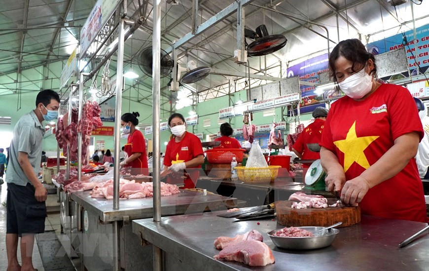 Los vendedores del mercado dicen que están orgullosos de llevar camisetas con la bandera nacional (Foto: VNA)