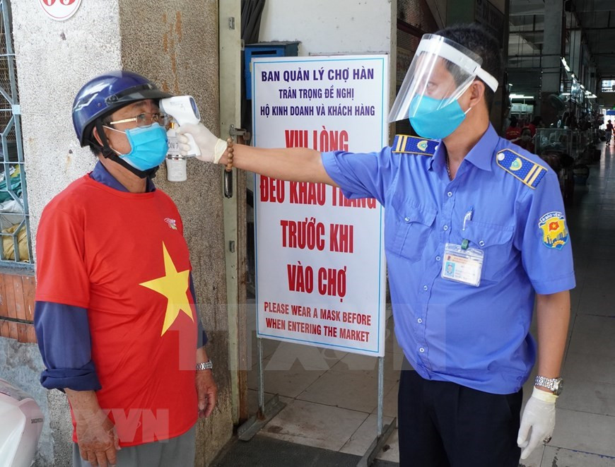 Mercados en Da Nang cumplen estrictamente las regulaciones y recomendaciones contra COVID-19 (Foto: VNA)