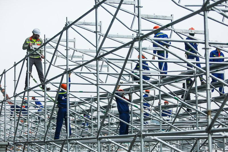 El ritmo de trabajo es más urgente que nunca, pero la precisión en el cumplimiento de los requisitos técnicos siempre es alta en cada etapa. El director de carreras de F1 Michael Masi vino a la encuesta y se sorprendió de la velocidad de la pista de carreras de Hanoi. Al acoger la carrera de F1 en 2020, Vietnam se convertirá en el país 22 en el mundo y el tercero del Sudeste Asiático que albergue esta competencia, después de Malasia y Singapur. La carrera de F1, prevista a desarrollarse en abril próximo, no solo es un evento deportivo, sino un importante acontecimiento cultural y turístico tanto de la ciudad como de todo el país. (Foto: Vietnam +)