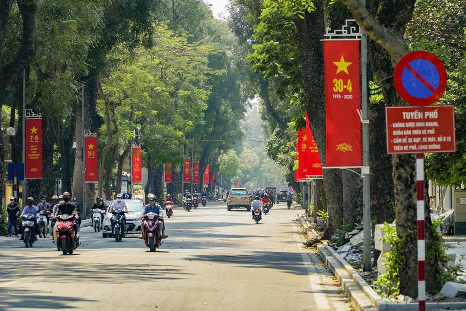Hanoi celebra el 45 aniversario de la Liberación de Vietnam del Sur y la Reunificación del país con banderas y pancartas (Foto: VNA)