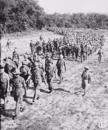 Los prisioneros de guerra franceses en Dien Bien Phu fueron escoltados a la retaguardia. (Foto: archivo de VNA)