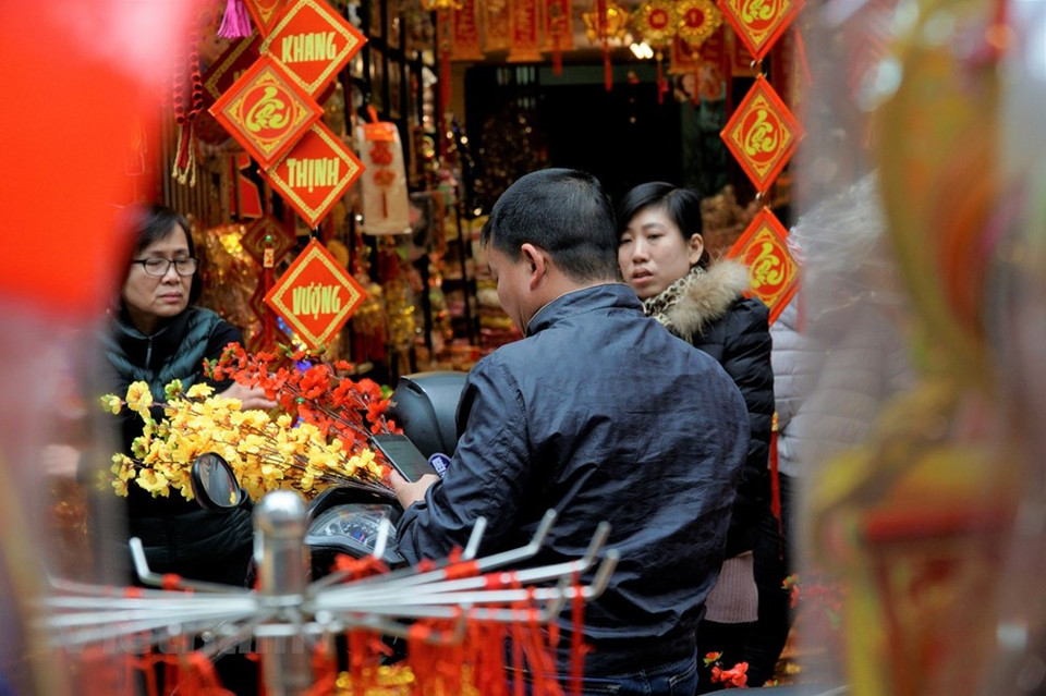 La calle Hang Ma ha sido durante mucho tiempo un lugar para vender muchos tipos de artículos de decoración típica del Nuevo Año Lunar. (Foto: Vietnam +)