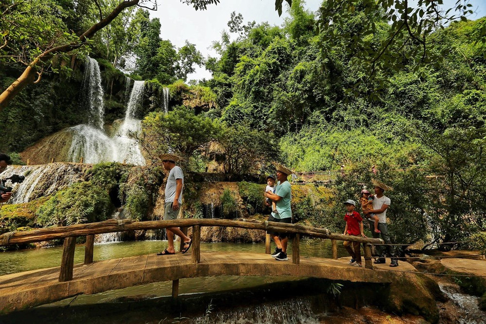 La cascada Dai Yem se encuentra en el arroyo Vat, que se origina en los dos arroyos de Bo Co Lam y Bo Ta Nui en el pueblo Vat, donde habitan la etnia Thai. (Foto: Vietnam +)