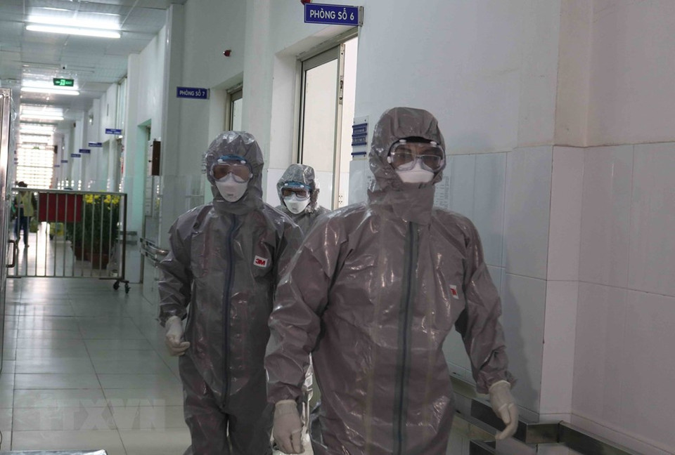 Los médicos del Hospital Cho Ray en Ciudad Ho Chi Minh usan ropa protectora antes de ingresar al área de cuarentena donde se encuentran los casos con riesgo de infectar por nCoV. (Foto: VNA)