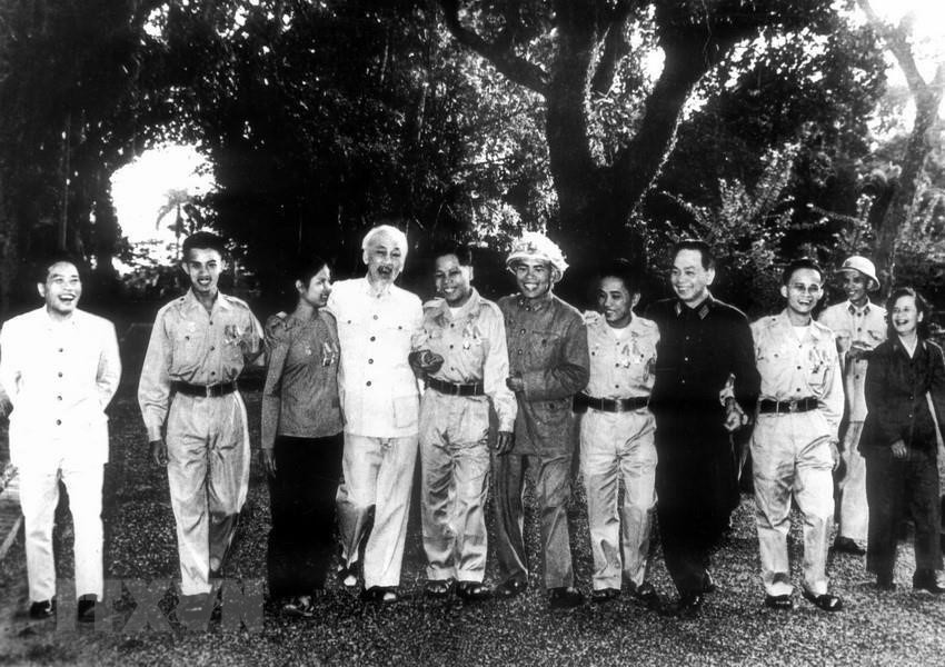 El Presidente Ho Chi Minh recibió una delegación de héroes de las Fuerzas de Liberación del Sur durante su visita al Norte en noviembre de 1965. (Foto: VNA)