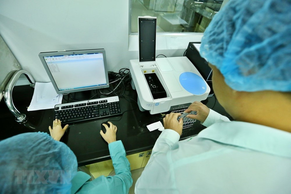 Estudio cuantitativo de proteínas en vacunas en el laboratorio de Vabiotech. (Foto: VNA)